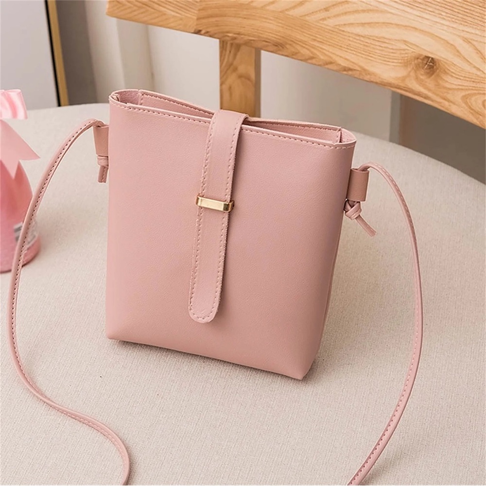 New with out tags, light pink crossbody cute bag. I have 3